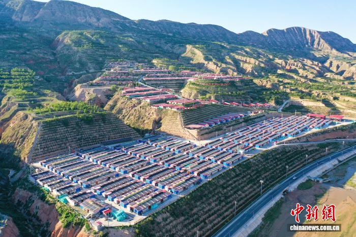 图为航拍视角下的三甲集易地搬迁牛羊产业园。该产业园位于甘肃临夏州广河县三甲集镇。(资料图)广河县融媒体中心供图